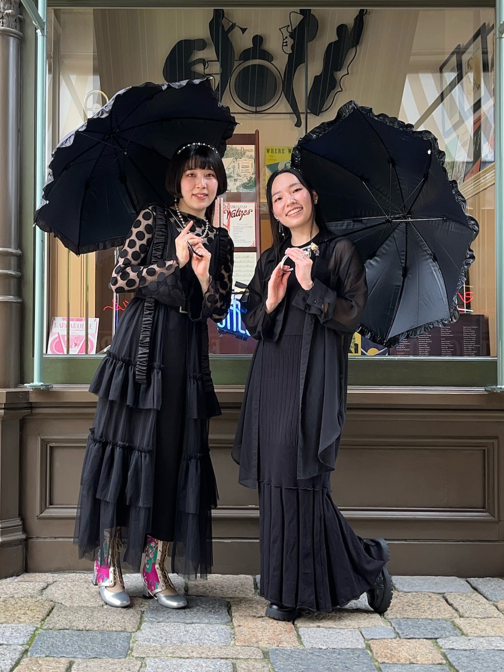 ゴールド系のシューズ、ブラック系のその他トップス、ブラック系のスカートを着用したレディースの夏コーディネートの4枚目の写真