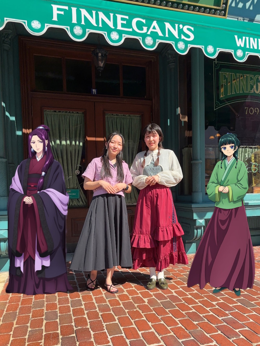 レッド系のスカート、ホワイト系のカーディガン/ボレロ、グリーン系のローファーを着用したレディースの秋コーディネートの2枚目の写真