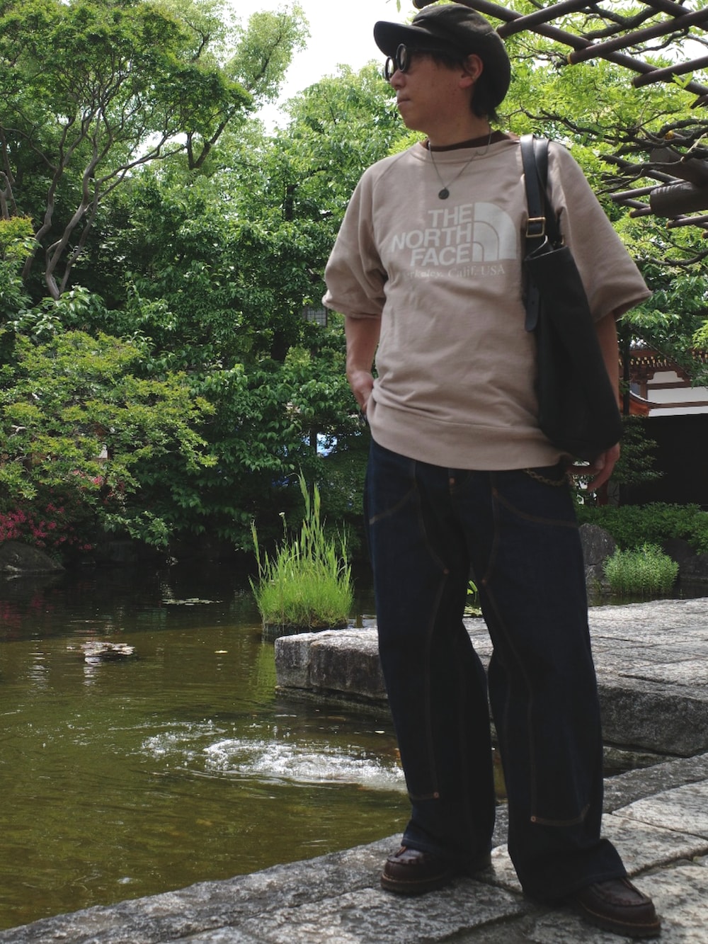 「やっぱり帽子が好き、半袖スウェット、デニム、デニムパンツ、シュガーヒル、ワイドパンツ、レイヤードスタイル、夏、アメカジ、アメカジコーデ、アメカジスタイル、サングラス、ショルダーバッグ、ラフコーデ、春夏コーデ」|「THE NORTH FACE PURPLE LABELのアイテム(Tシャツ/カットソー、ベージュ系)」を使った、Ron さん(メンズ・167cm)の春コーディネートの2枚目の写真