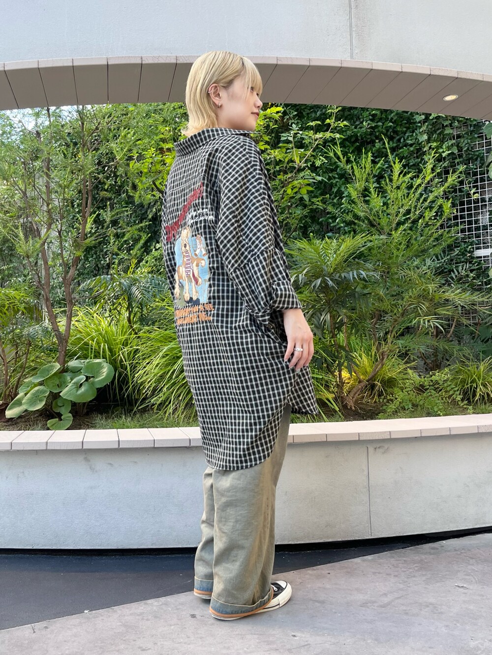 ブラック系のシャツ/ブラウス、ブルー系のデニムパンツ、ブラック系のタンクトップを着用したレディースの夏コーディネートの3枚目の写真