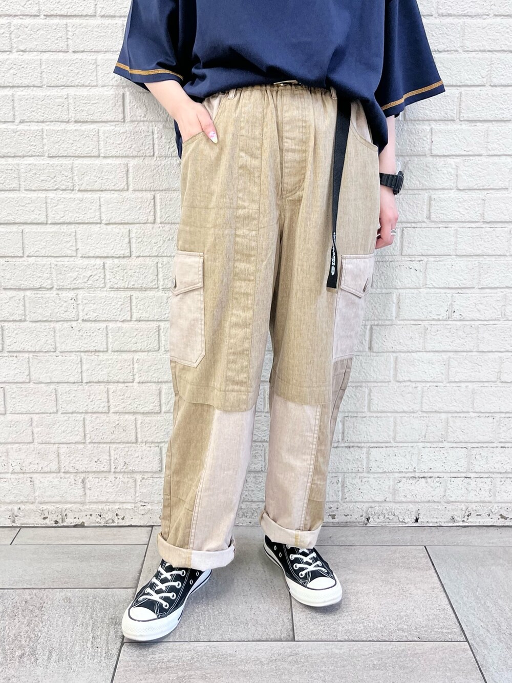 ブルー系のTシャツ/カットソー、ベージュ系のその他パンツ、ホワイト系のベルトを着用したレディースの春コーディネートの6枚目の写真