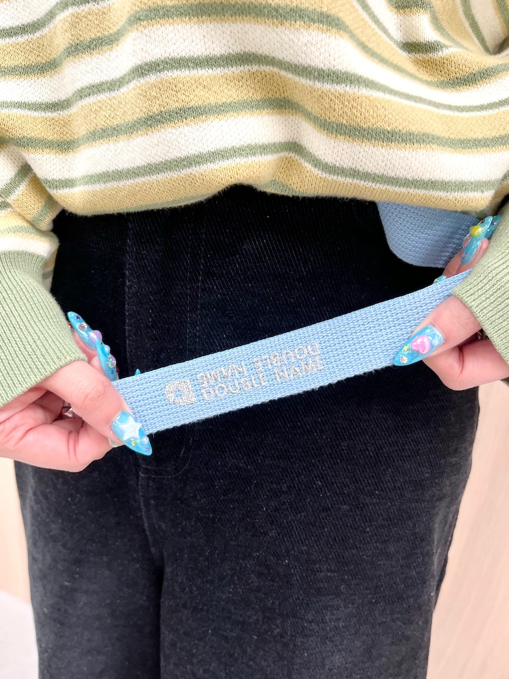 グリーン系のニット/セーター、ブルー系のその他パンツを着用したレディースの冬コーディネートの4枚目の写真