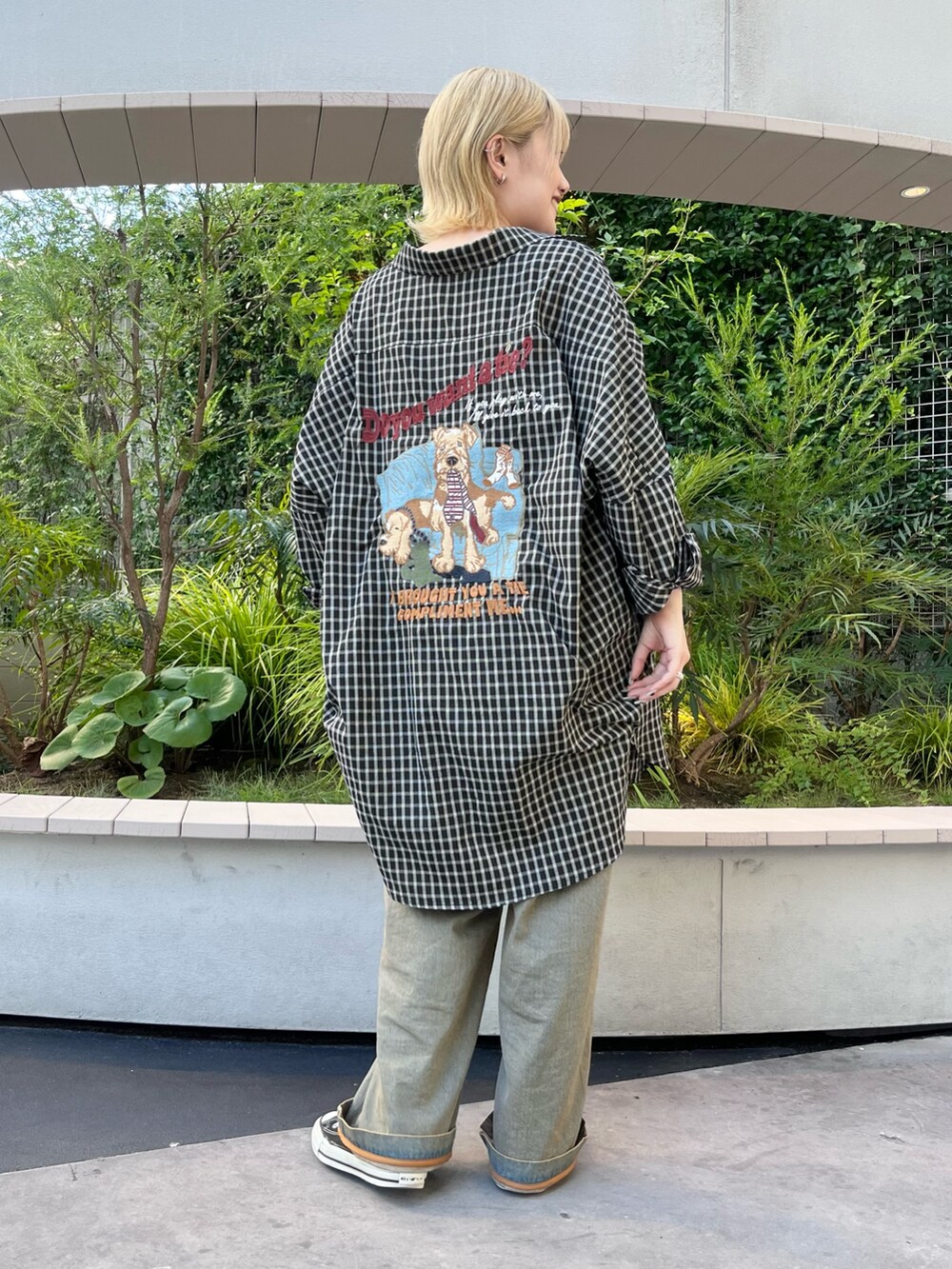 ブラック系のシャツ/ブラウス、ブルー系のデニムパンツ、ブラック系のタンクトップを着用したレディースの夏コーディネートの2枚目の写真