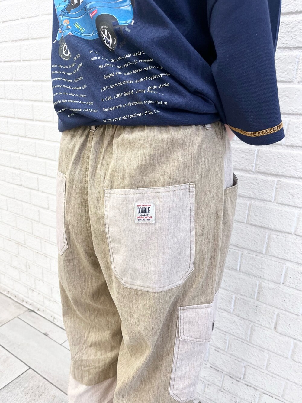 ブルー系のTシャツ/カットソー、ベージュ系のその他パンツ、ホワイト系のベルトを着用したレディースの春コーディネートの8枚目の写真