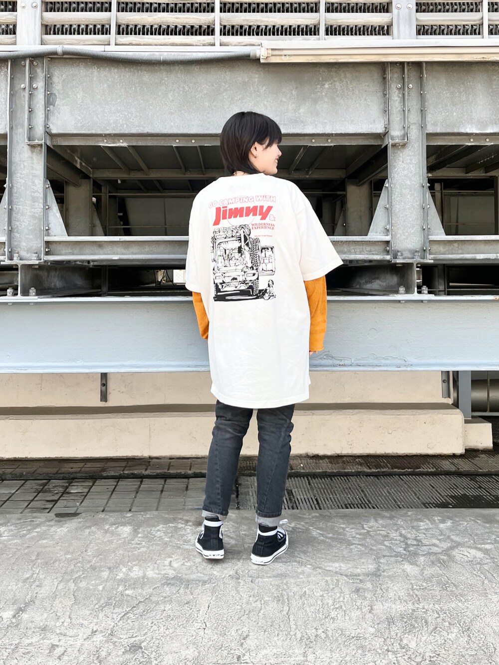 ホワイト系のワンピース、オレンジ系のニット/セーターを着用したレディースの春コーディネートの2枚目の写真