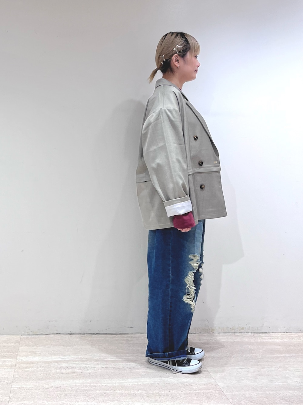 レッド系のTシャツ/カットソー、グレー系のその他アウター、ブルー系のデニムパンツを着用したレディースの冬コーディネートの2枚目の写真