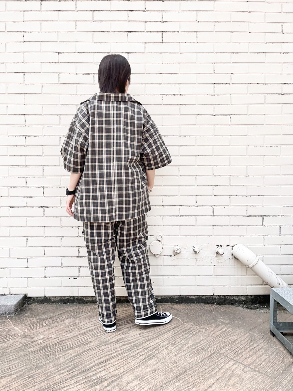 ブラック系のパンツ、ブラック系のジャケット/アウターを着用したレディースの春コーディネートの2枚目の写真