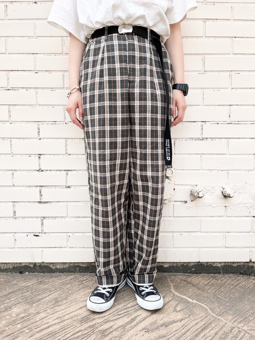 ブラック系のパンツ、ブラック系のジャケット/アウターを着用したレディースの春コーディネートの4枚目の写真