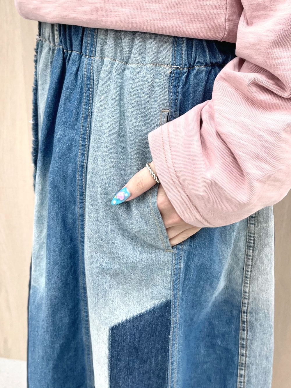 ブルー系のスカート、ピンク系のTシャツ/カットソー、ホワイト系のシャツ/ブラウスを着用したレディースの冬コーディネートの6枚目の写真