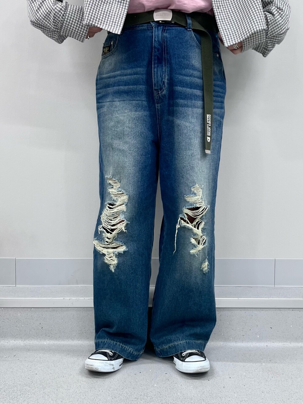 ブルー系のデニムパンツ、ホワイト系のシャツ/ブラウス、ピンク系のTシャツ/カットソーを着用したレディースの冬コーディネートの5枚目の写真