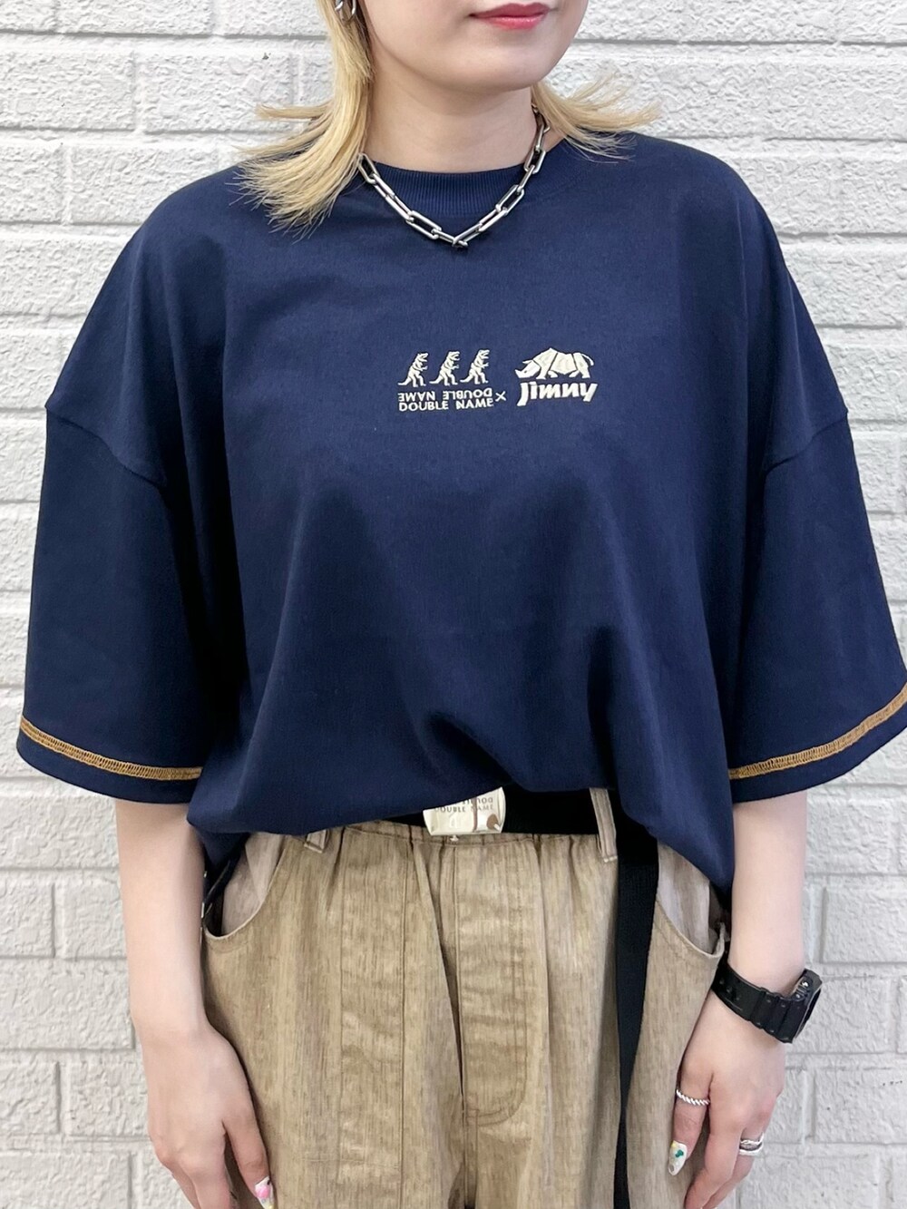 ブルー系のTシャツ/カットソー、ベージュ系のその他パンツ、ホワイト系のベルトを着用したレディースの春コーディネートの5枚目の写真