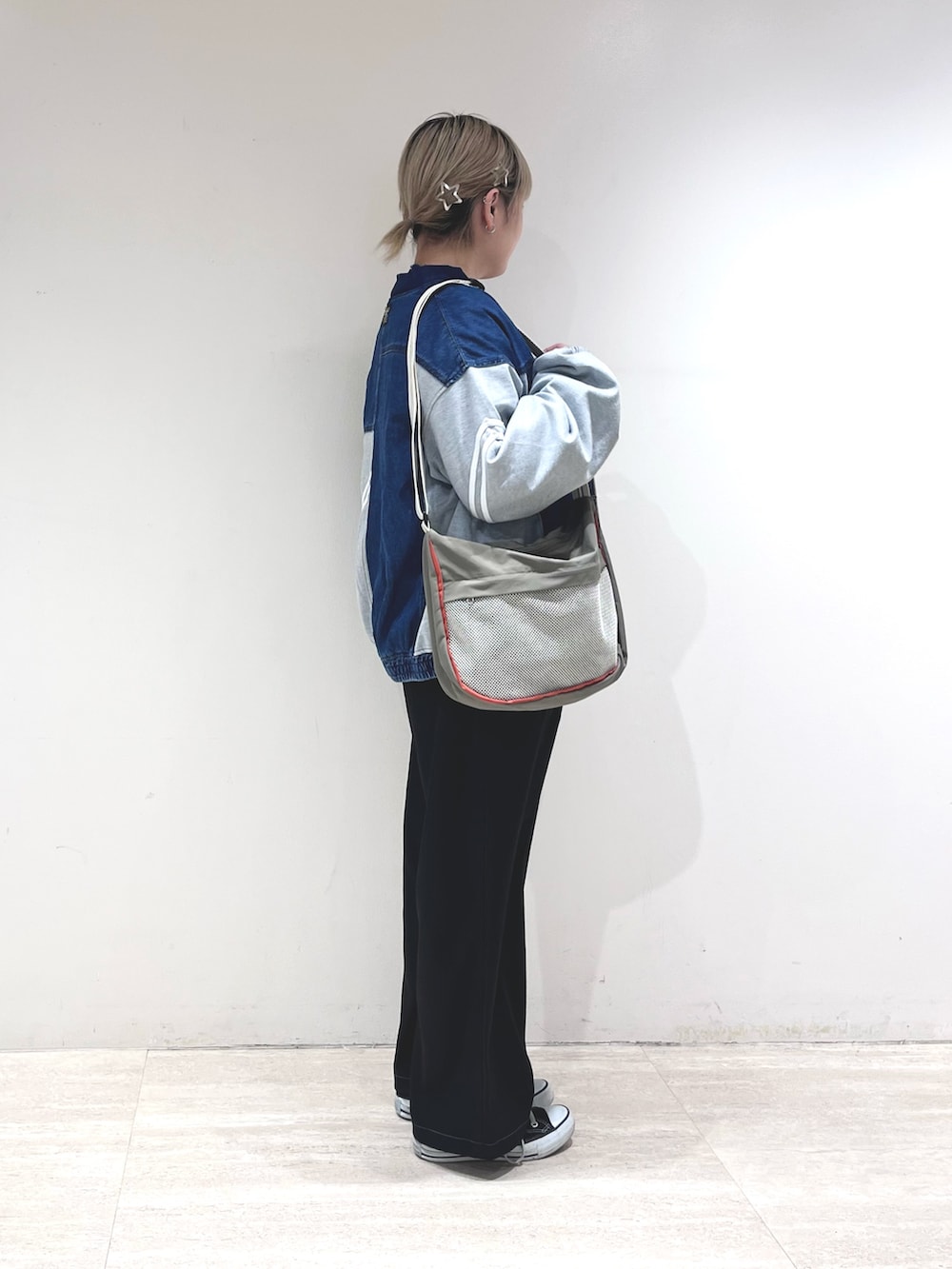 ブルー系のデニムジャケット、グリーン系のショルダーバッグ、ブラック系のその他パンツを着用したレディースの冬コーディネートの2枚目の写真