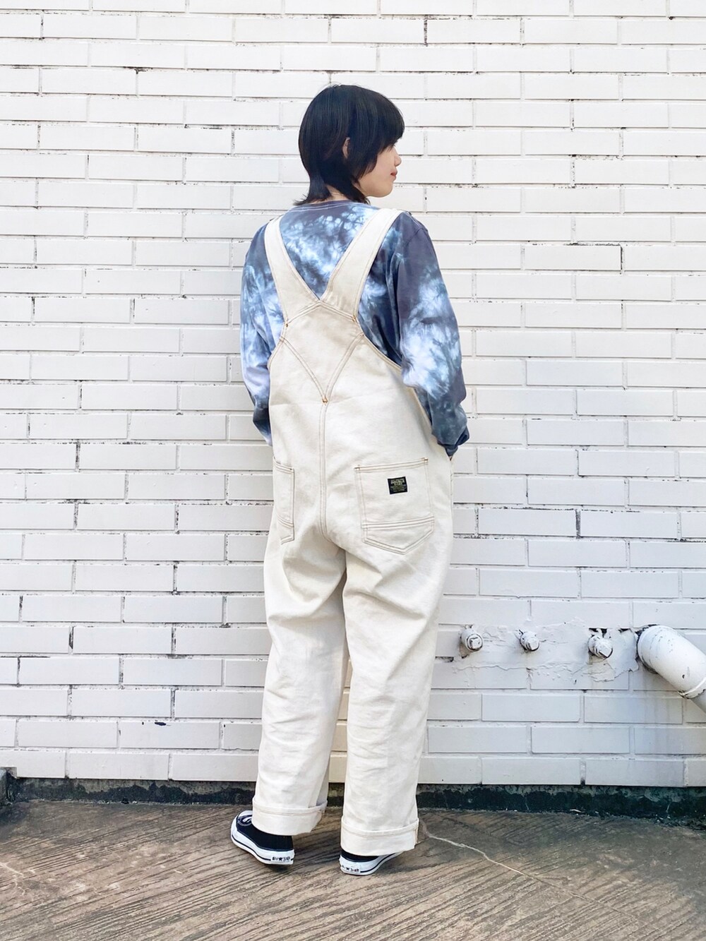 ホワイト系のオールインワン・サロペット、ブラック系のTシャツ/カットソーを着用したレディースの冬コーディネートの3枚目の写真