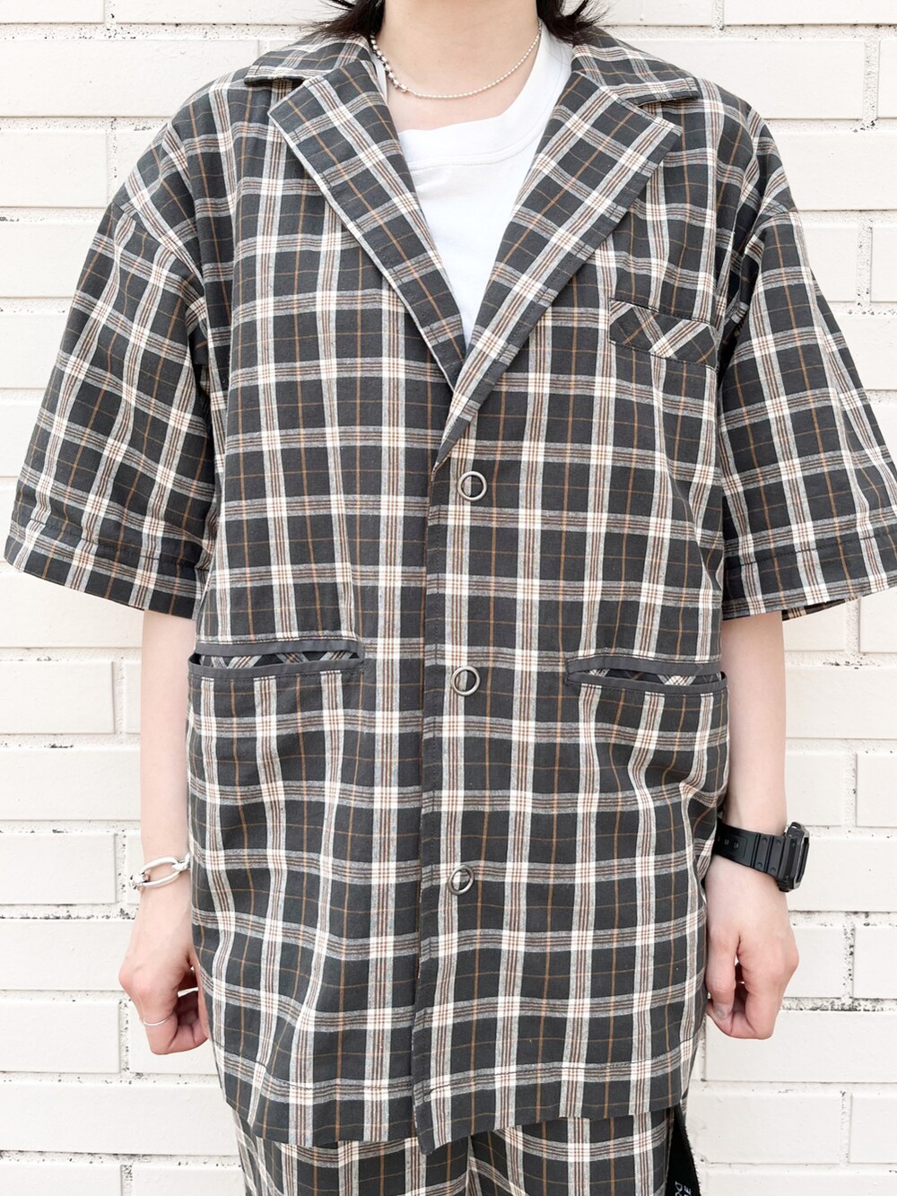 ブラック系のパンツ、ブラック系のジャケット/アウターを着用したレディースの春コーディネートの3枚目の写真