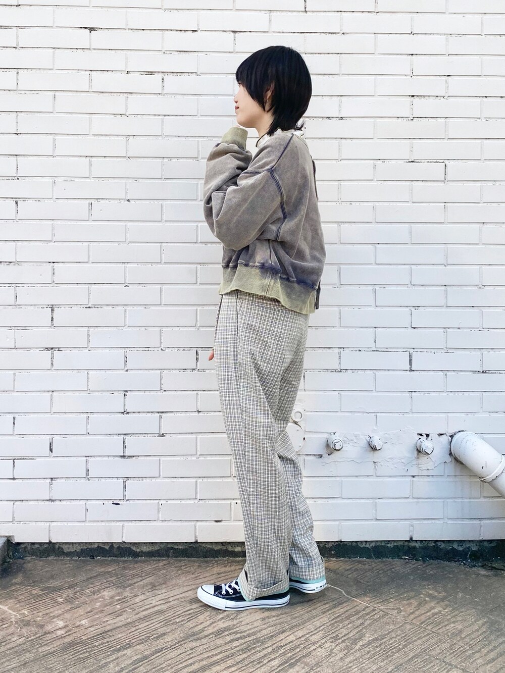 ベージュ系のその他パンツ、ブラック系のスウェット、ホワイト系のTシャツ/カットソーを着用したレディースの春コーディネートの2枚目の写真