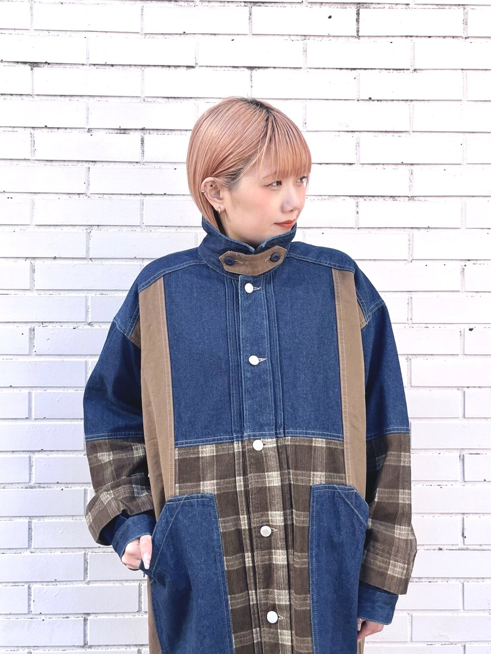 ブルー系のデニムパンツ、ブルー系のその他アウター、ブルー系のマフラーを着用したレディースの冬コーディネートの4枚目の写真