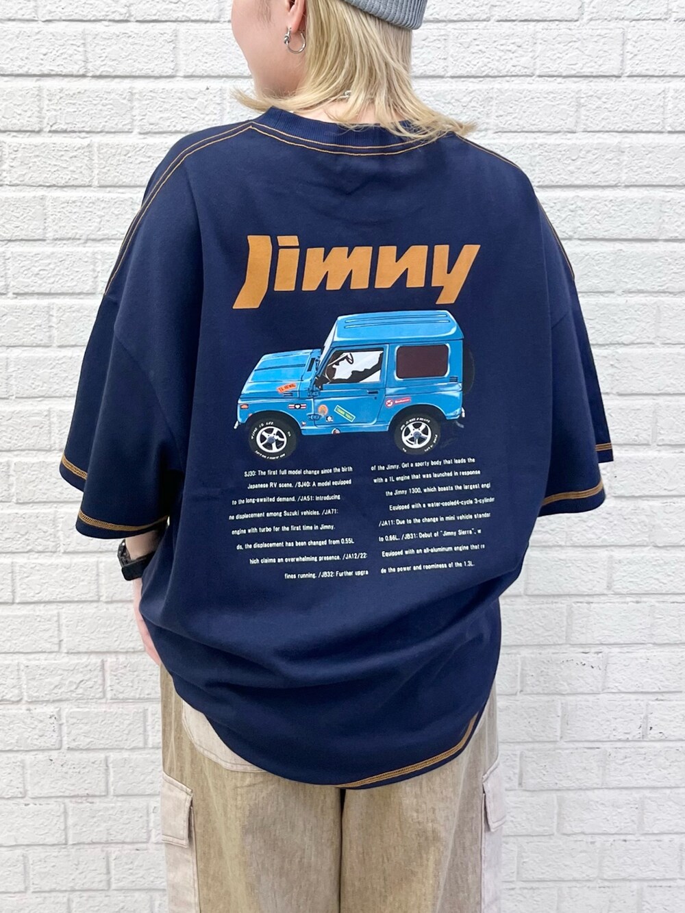 ブルー系のTシャツ/カットソー、ベージュ系のその他パンツ、ホワイト系のベルトを着用したレディースの春コーディネートの4枚目の写真