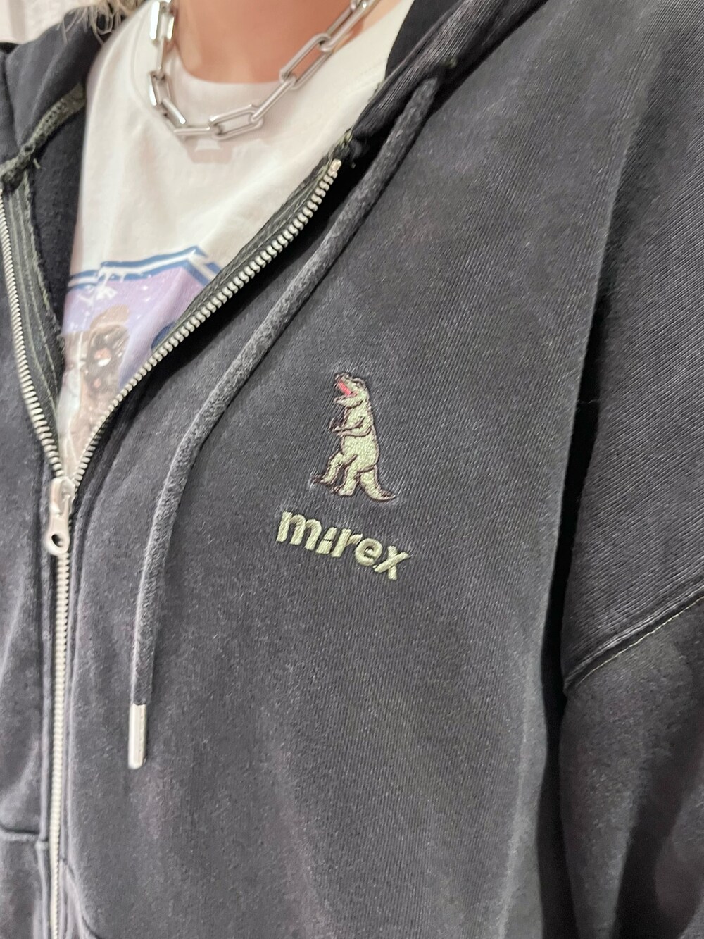 ブラック系のパーカー、ブラック系のデニムパンツ、ホワイト系のベルトを着用したレディースの秋コーディネートの5枚目の写真