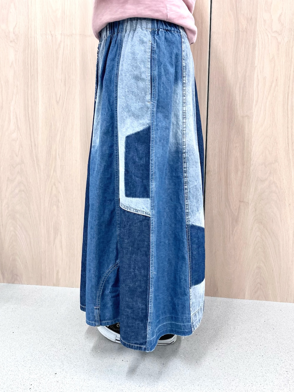 ブルー系のスカート、ピンク系のTシャツ/カットソー、ホワイト系のシャツ/ブラウスを着用したレディースの冬コーディネートの4枚目の写真