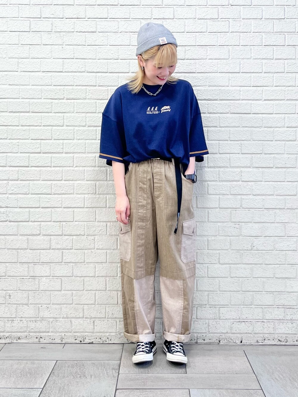 ブルー系のTシャツ/カットソー、ベージュ系のその他パンツ、ホワイト系のベルトを着用したレディースの春コーディネートの3枚目の写真