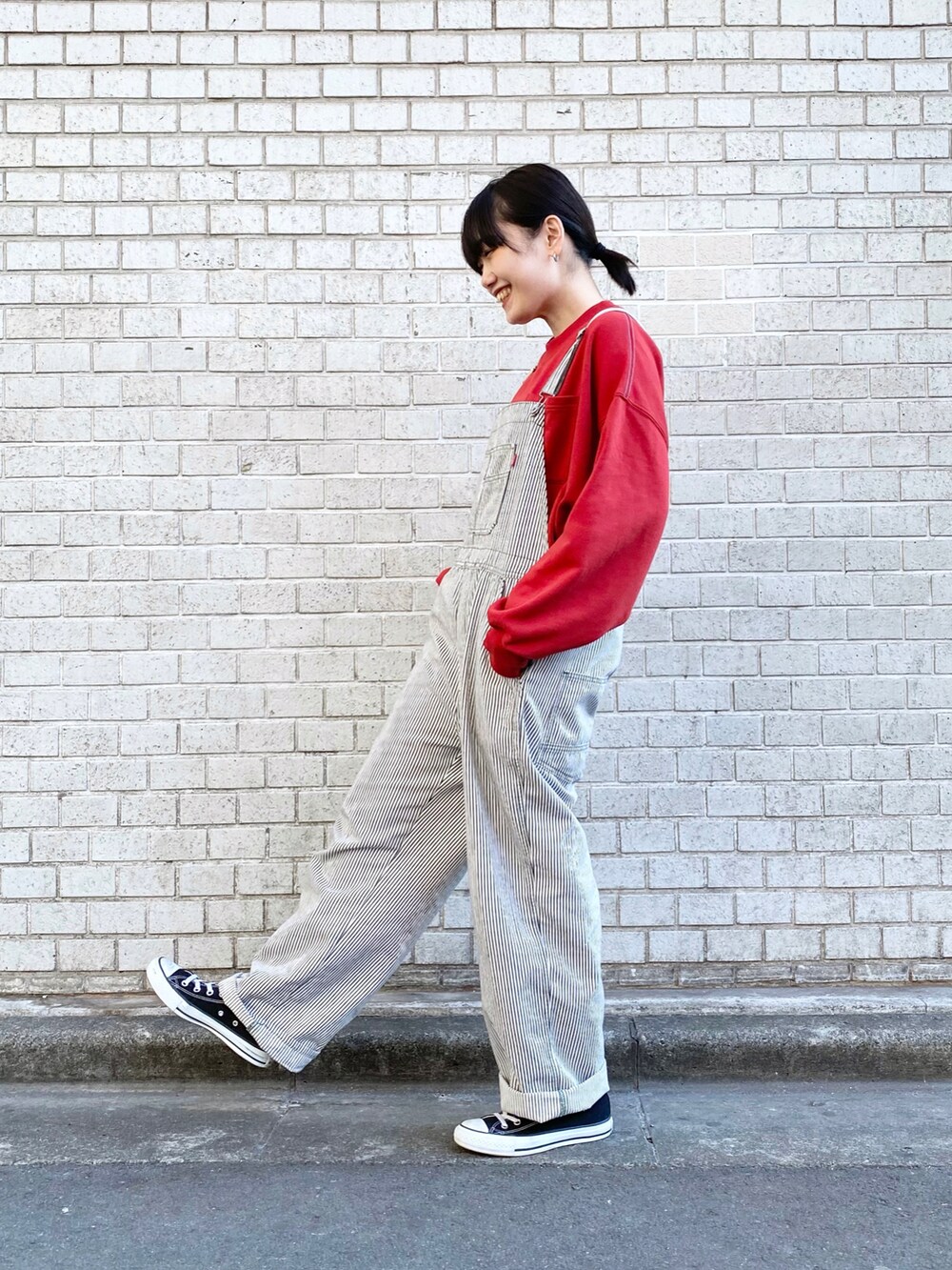 ホワイト系のオールインワン・サロペット、レッド系のTシャツ/カットソーを着用したレディースの春コーディネートの2枚目の写真