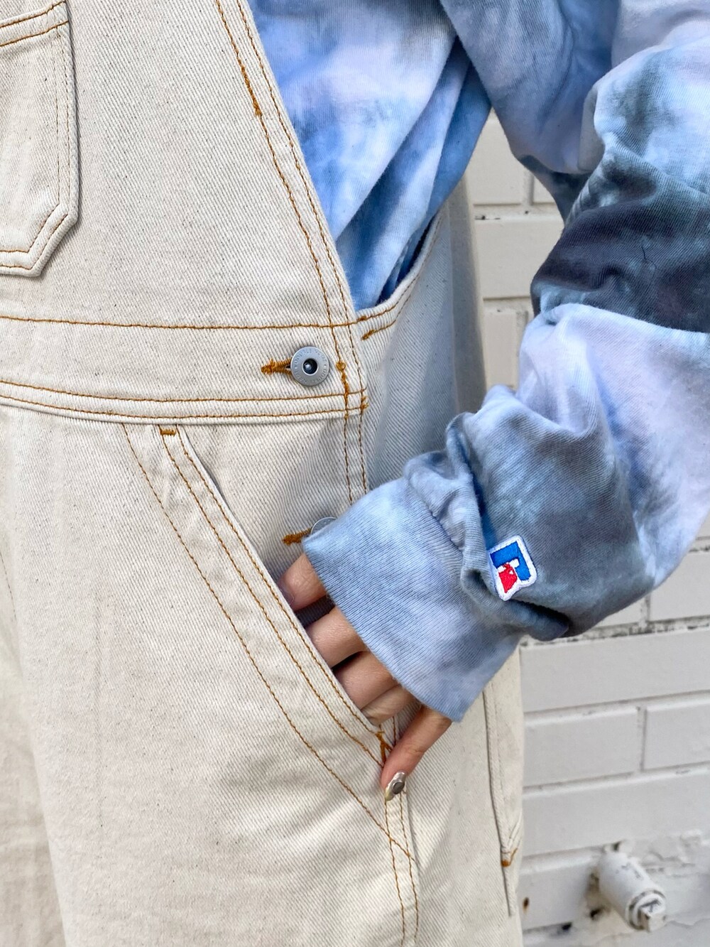 ホワイト系のオールインワン・サロペット、ブラック系のTシャツ/カットソーを着用したレディースの冬コーディネートの4枚目の写真