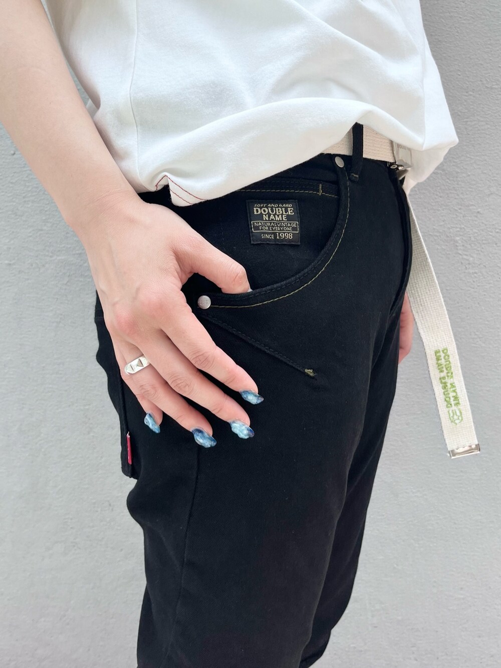 イエロー系のTシャツ/カットソー、ブルー系のシャツ/ブラウス、ブラック系のデニムパンツを着用したレディースの夏コーディネートの5枚目の写真