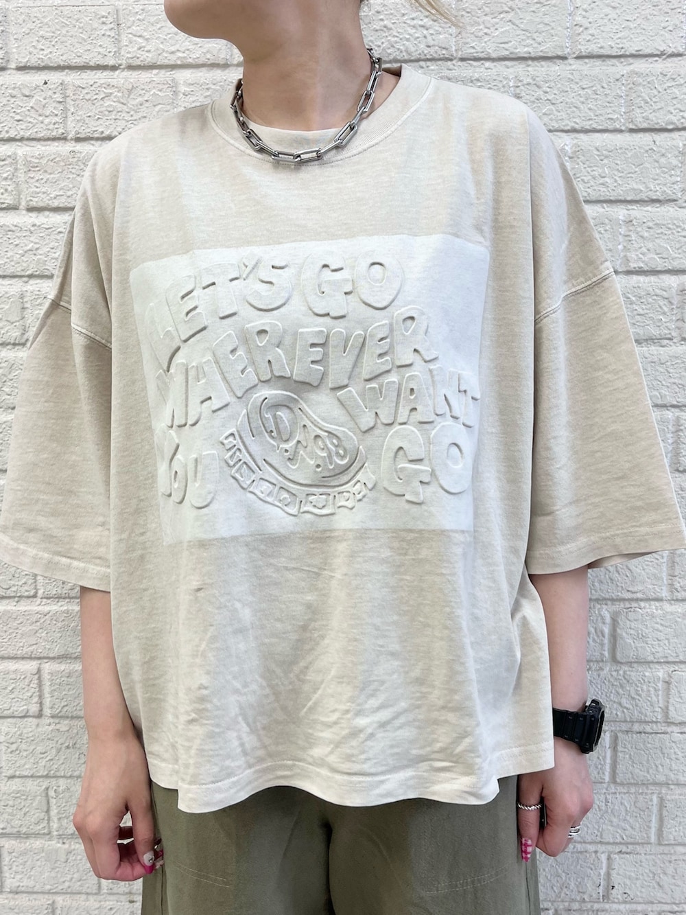 ベージュ系のTシャツ/カットソー、グリーン系のその他パンツを着用したレディースの夏コーディネートの4枚目の写真