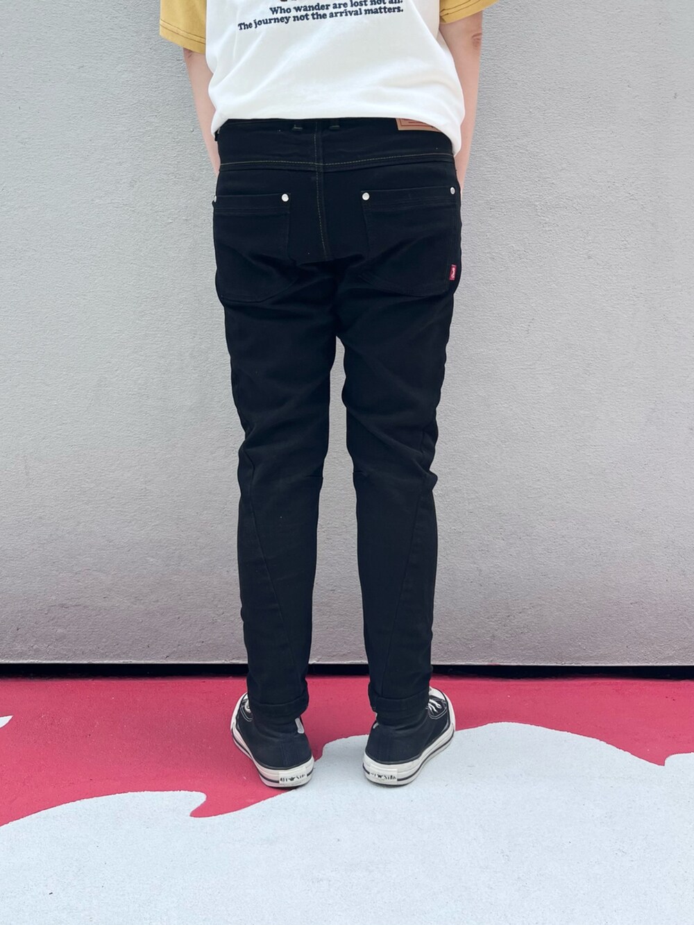 イエロー系のTシャツ/カットソー、ブルー系のシャツ/ブラウス、ブラック系のデニムパンツを着用したレディースの夏コーディネートの4枚目の写真