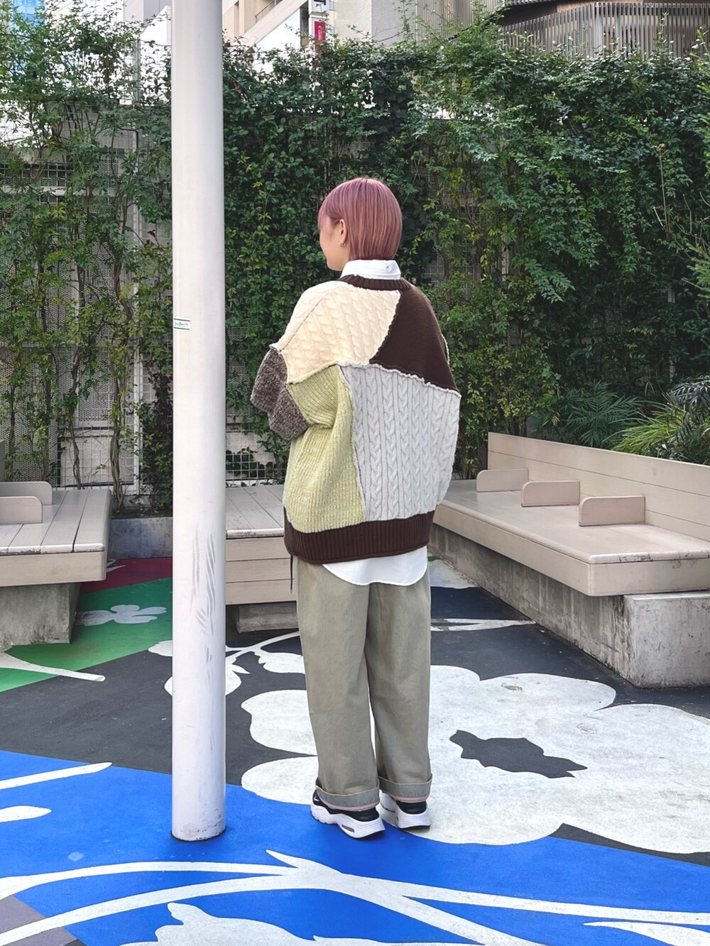 ブラウン系のニット/セーター、ホワイト系のシャツ/ブラウス、ブルー系のデニムパンツを着用したレディースの冬コーディネートの2枚目の写真