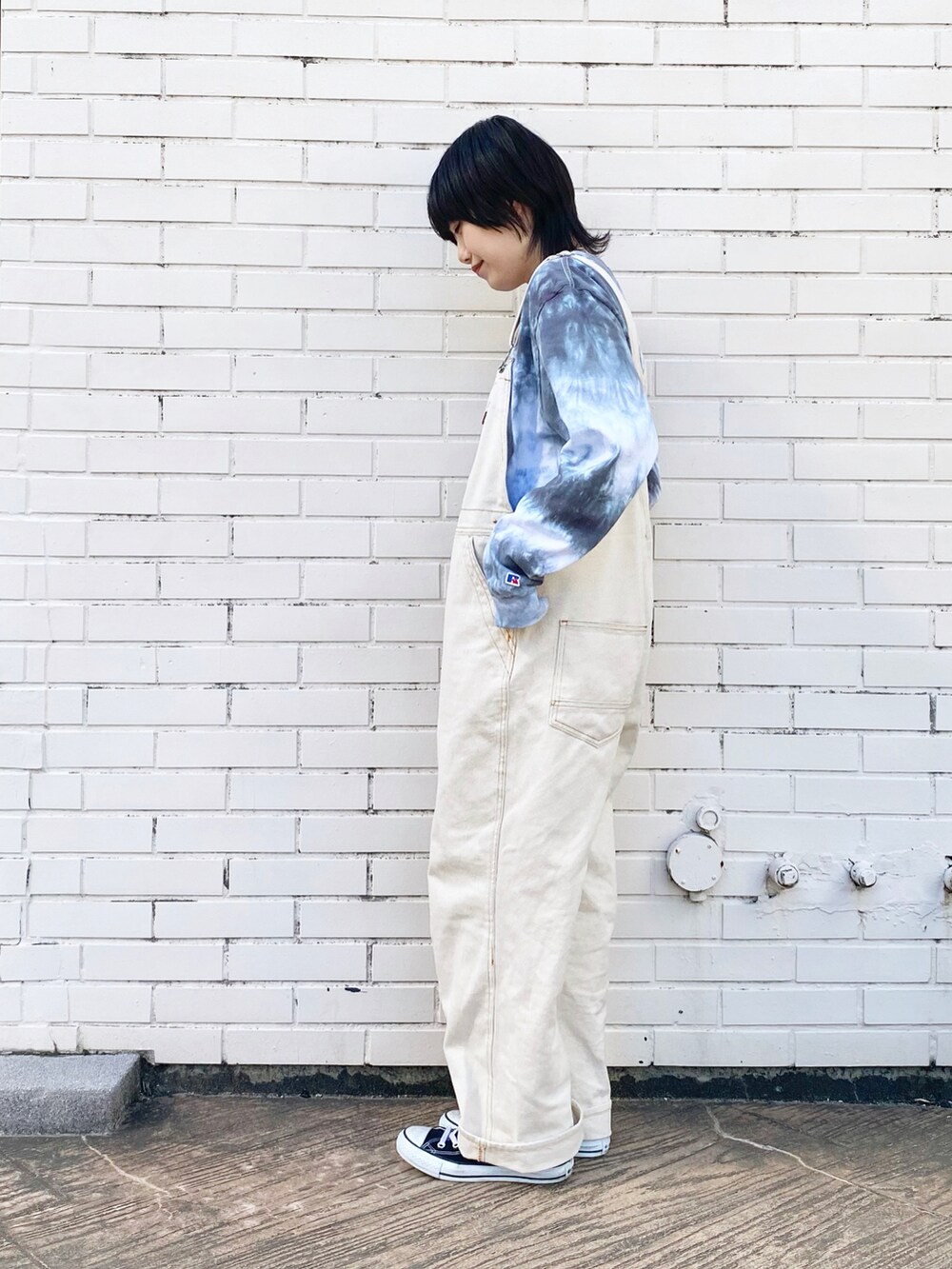 ホワイト系のオールインワン・サロペット、ブラック系のTシャツ/カットソーを着用したレディースの冬コーディネートの2枚目の写真