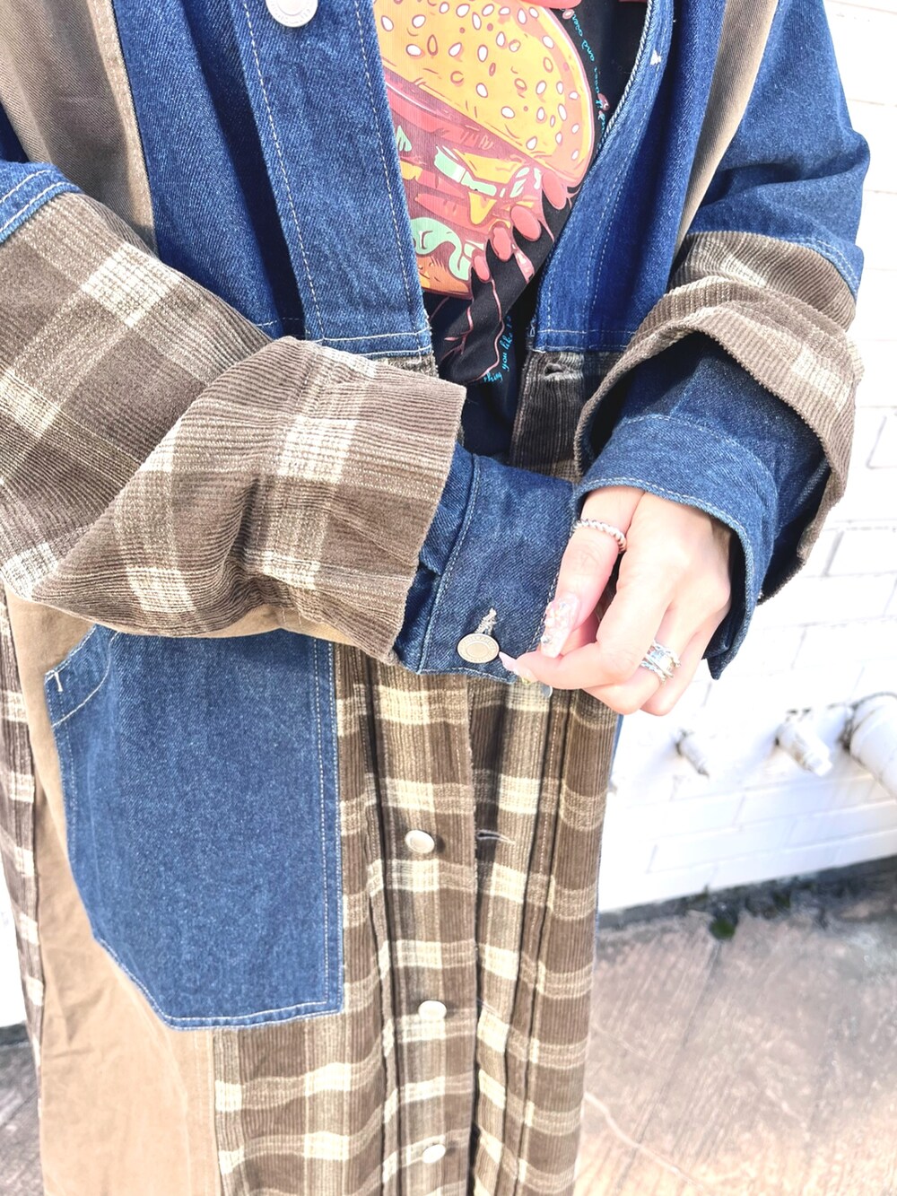 ブルー系のデニムパンツ、ブルー系のその他アウター、ブルー系のマフラーを着用したレディースの冬コーディネートの5枚目の写真