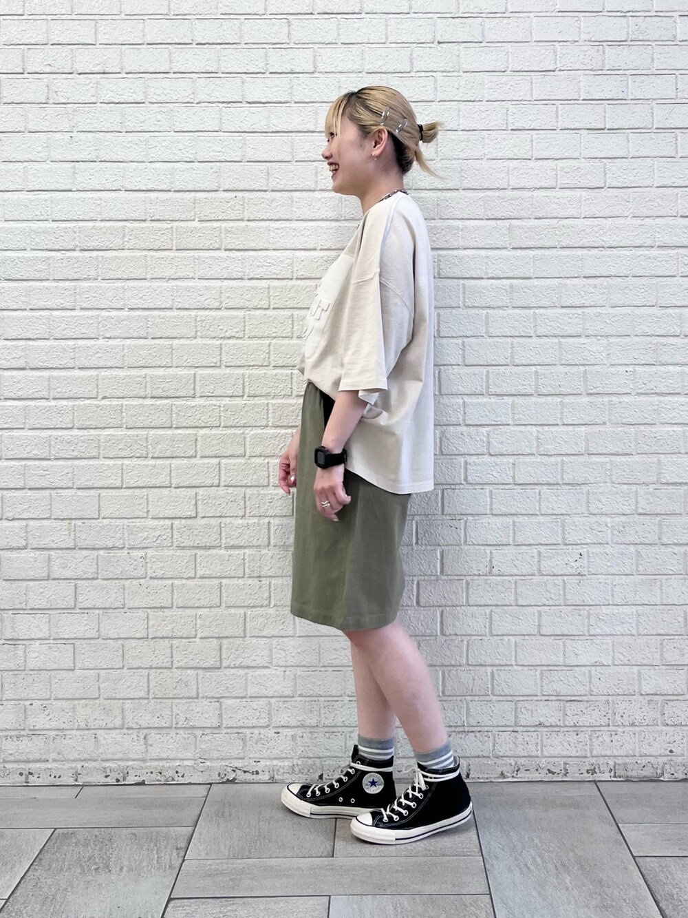 ベージュ系のTシャツ/カットソー、グリーン系のその他パンツを着用したレディースの夏コーディネートの2枚目の写真