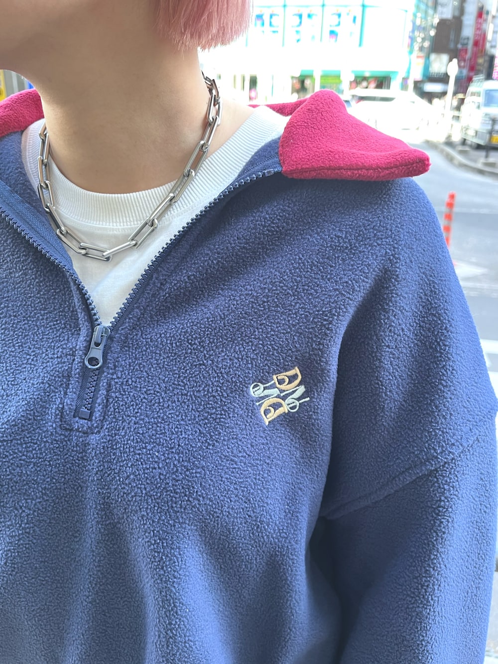 ブルー系のスウェット、グリーン系のデニムパンツを着用したレディースの冬コーディネートの2枚目の写真