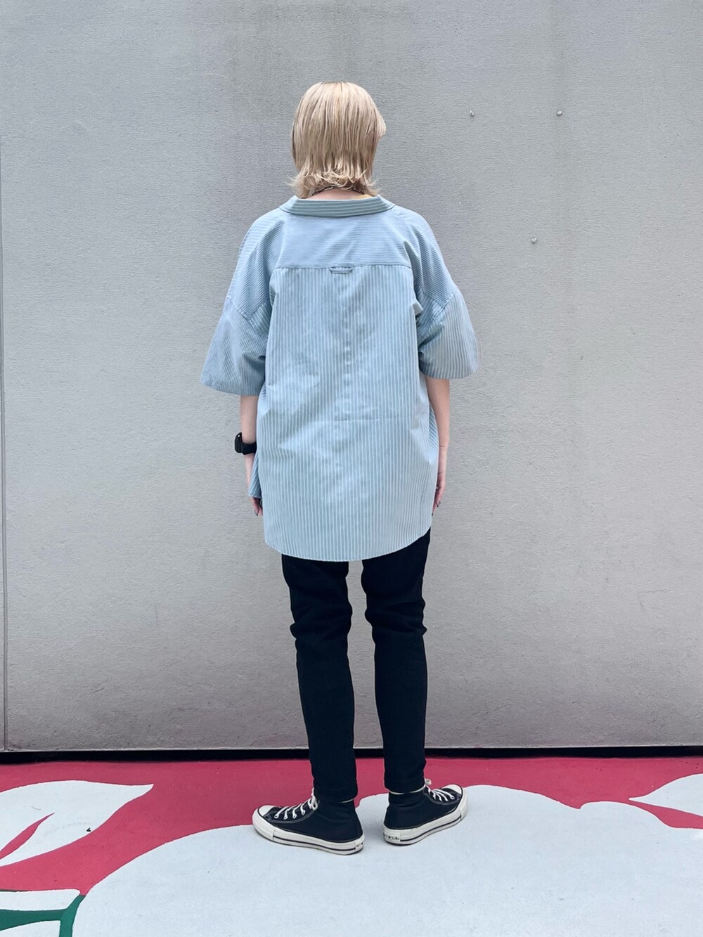 イエロー系のTシャツ/カットソー、ブルー系のシャツ/ブラウス、ブラック系のデニムパンツを着用したレディースの夏コーディネートの2枚目の写真