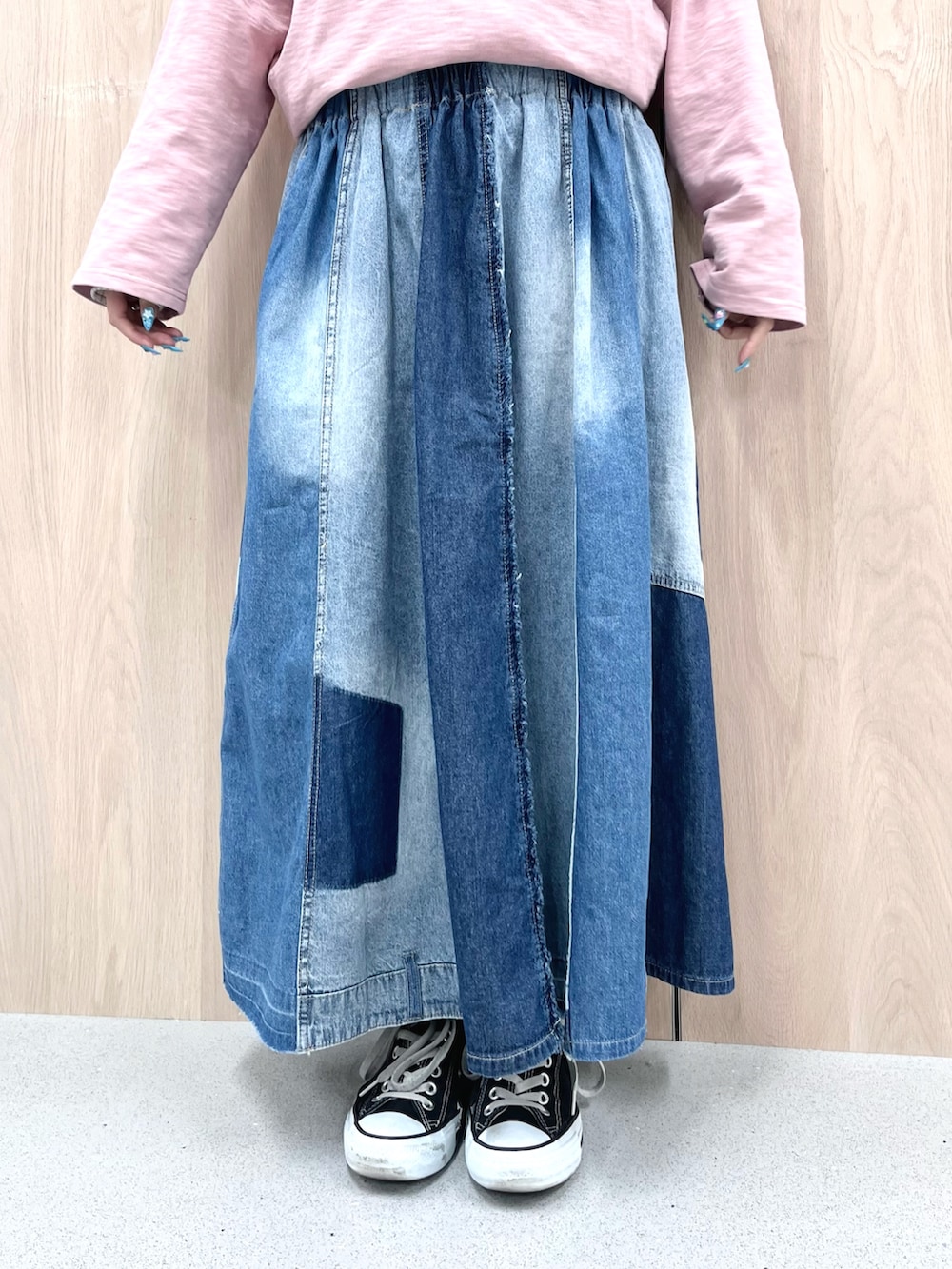 ブルー系のスカート、ピンク系のTシャツ/カットソー、ホワイト系のシャツ/ブラウスを着用したレディースの冬コーディネートの3枚目の写真