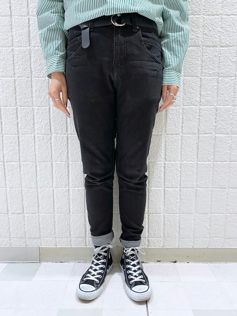 グリーン系のシャツ/ブラウス、ブラック系のTシャツ/カットソー、ブラック系のデニムパンツを着用したレディースの冬コーディネートの5枚目の写真