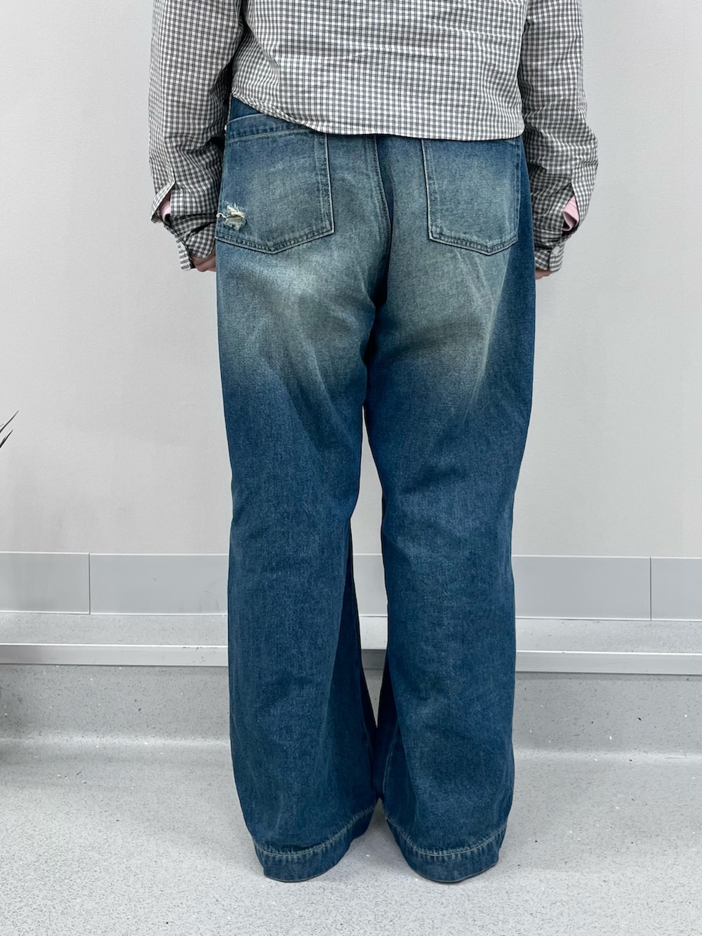 ブルー系のデニムパンツ、ホワイト系のシャツ/ブラウス、ピンク系のTシャツ/カットソーを着用したレディースの冬コーディネートの6枚目の写真