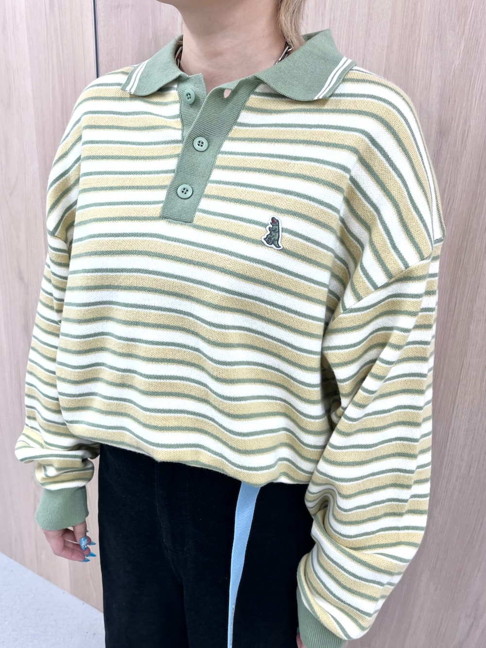 グリーン系のニット/セーター、ブルー系のその他パンツを着用したレディースの冬コーディネートの2枚目の写真