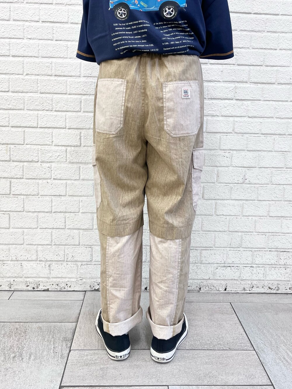 ブルー系のTシャツ/カットソー、ベージュ系のその他パンツ、ホワイト系のベルトを着用したレディースの春コーディネートの7枚目の写真