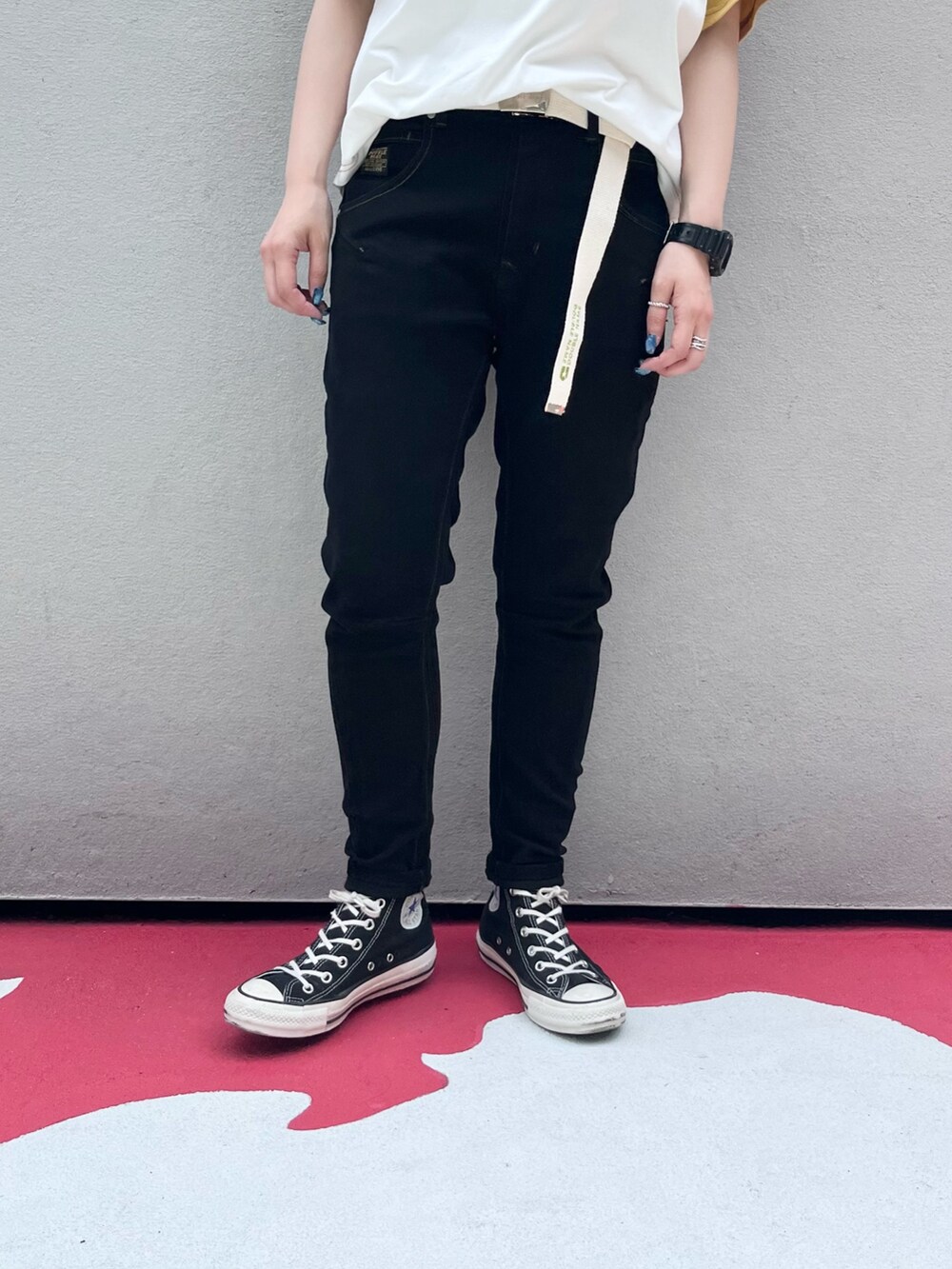 イエロー系のTシャツ/カットソー、ブルー系のシャツ/ブラウス、ブラック系のデニムパンツを着用したレディースの夏コーディネートの3枚目の写真