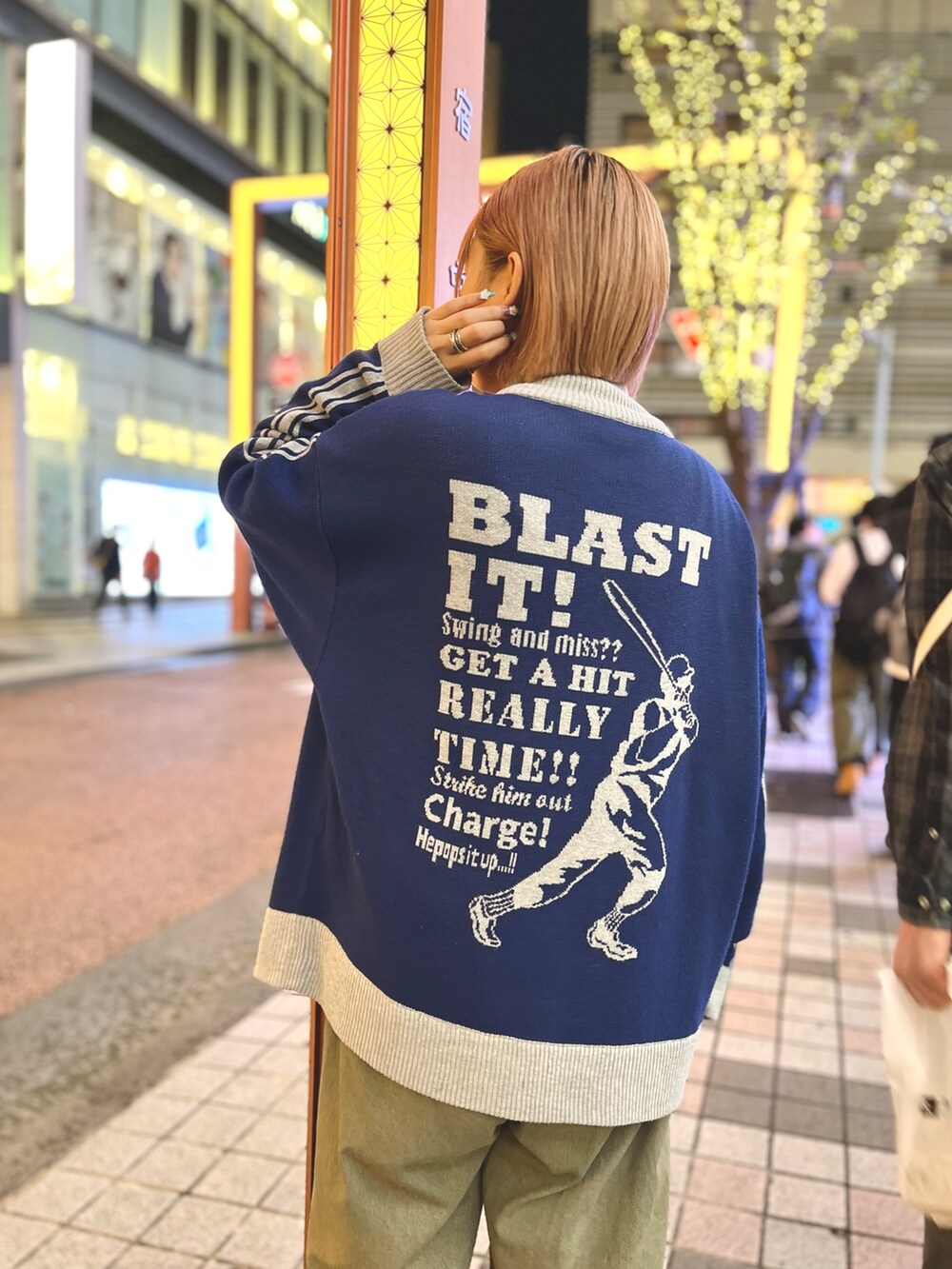 ブルー系のニット/セーター、ブルー系のデニムパンツ、ホワイト系のベルトを着用したレディースの冬コーディネートの2枚目の写真