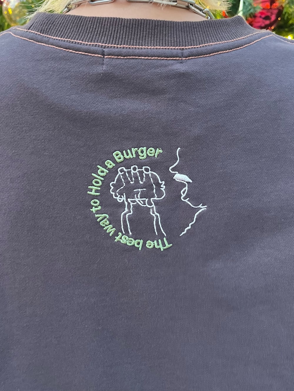 ブラック系のスウェット、ブルー系のデニムパンツ、ホワイト系のベルトを着用したレディースの冬コーディネートの5枚目の写真