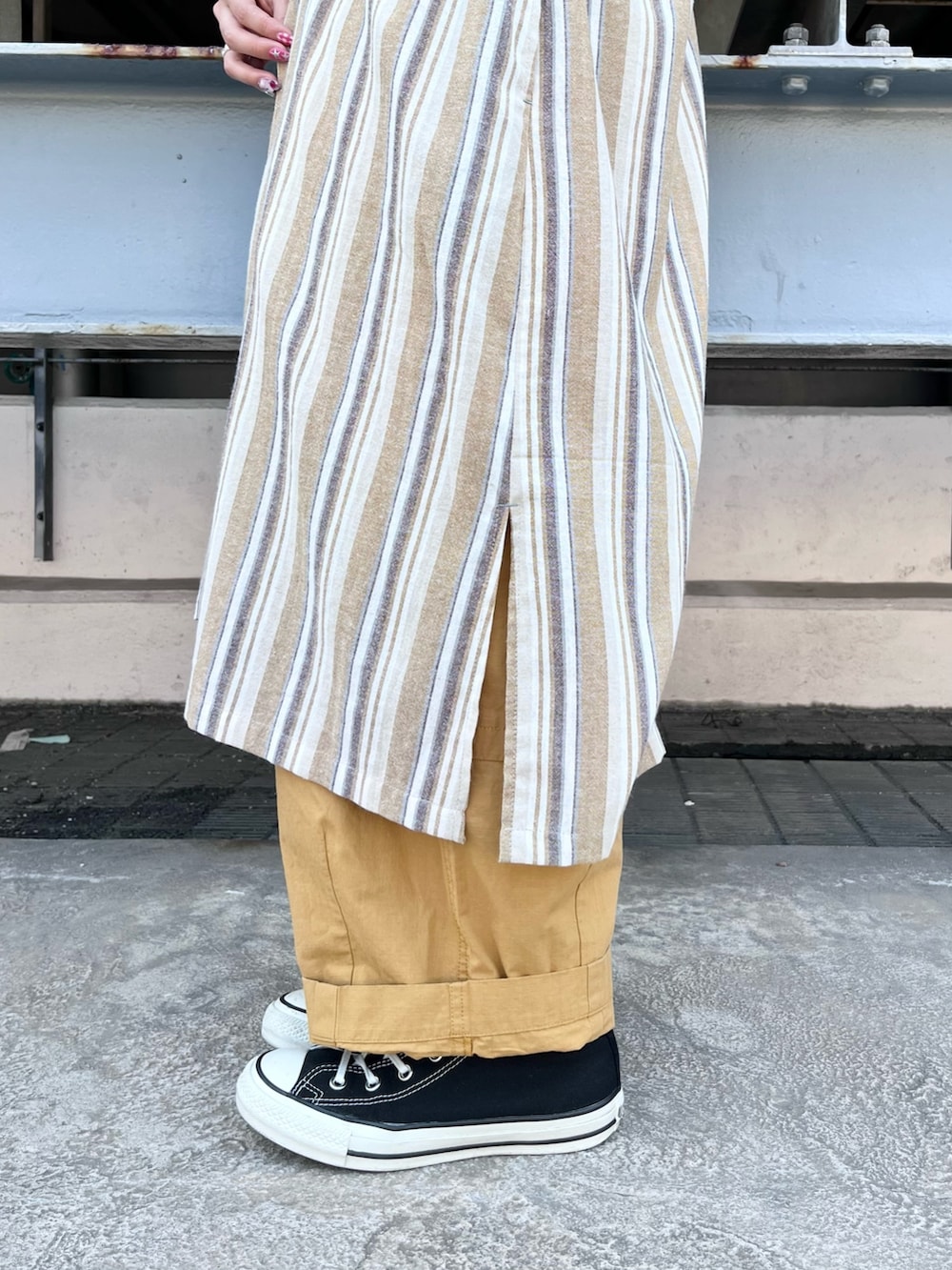 イエロー系のシャツワンピース、ブルー系のTシャツ/カットソー、イエロー系のその他パンツを着用したレディースの春コーディネートの5枚目の写真