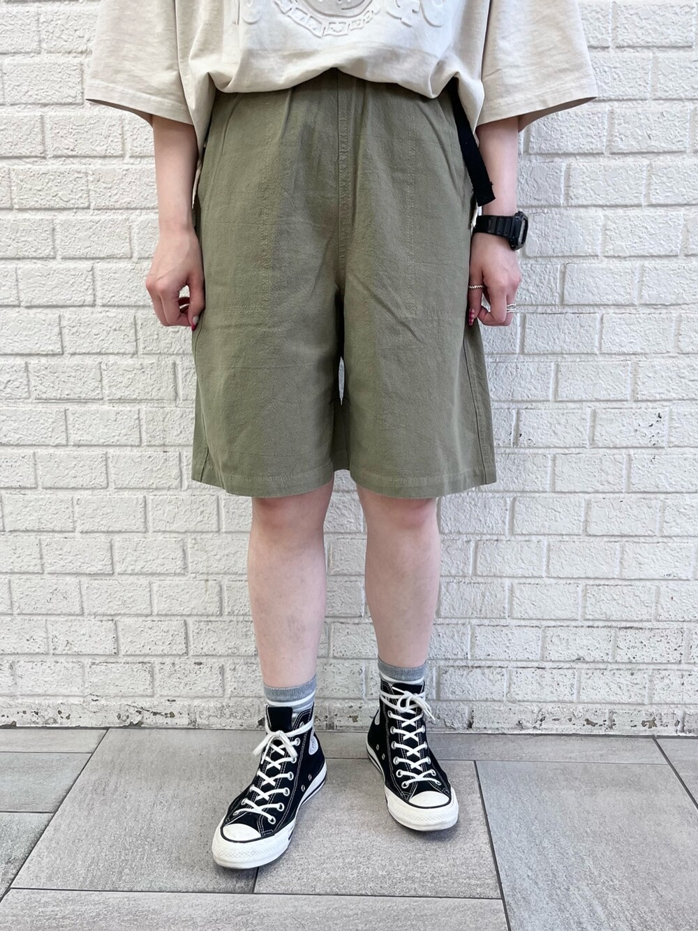 ベージュ系のTシャツ/カットソー、グリーン系のその他パンツを着用したレディースの夏コーディネートの5枚目の写真