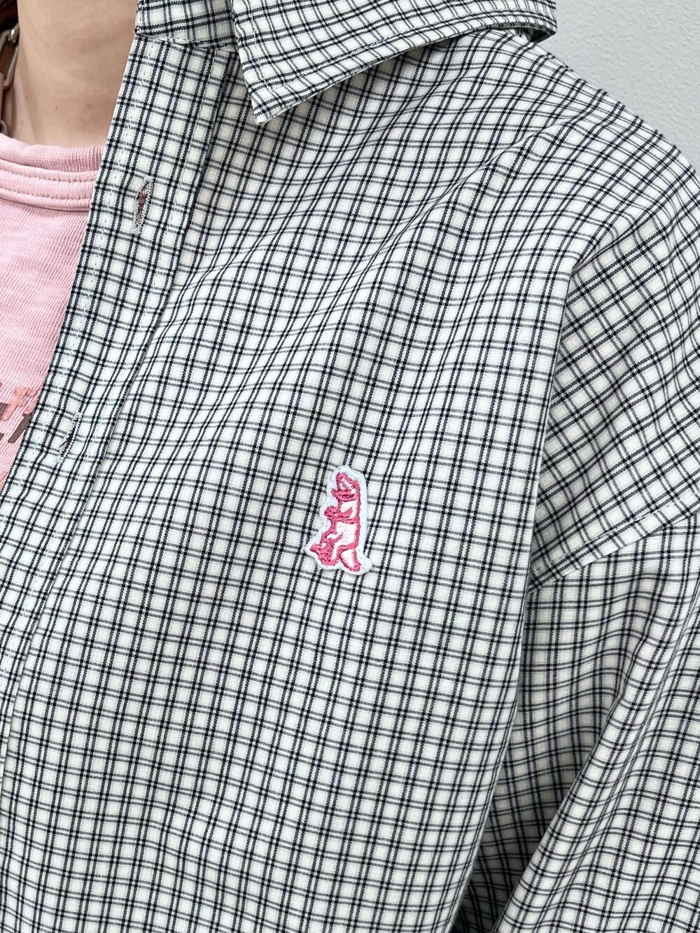 ブルー系のデニムパンツ、ホワイト系のシャツ/ブラウス、ピンク系のTシャツ/カットソーを着用したレディースの冬コーディネートの3枚目の写真