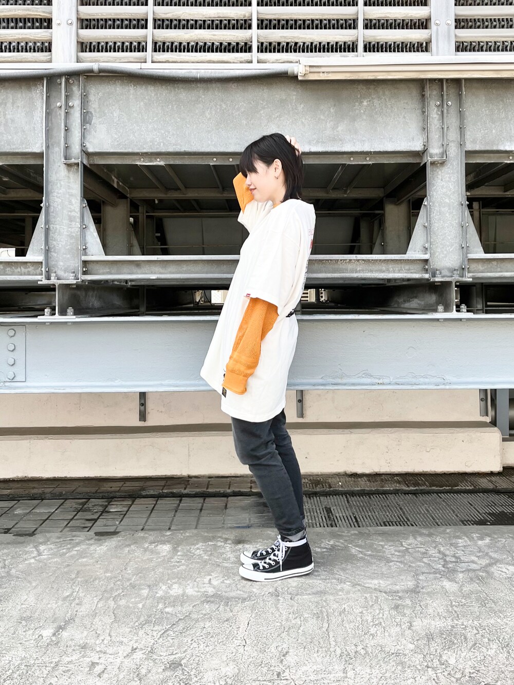 ホワイト系のワンピース、オレンジ系のニット/セーターを着用したレディースの春コーディネートの3枚目の写真