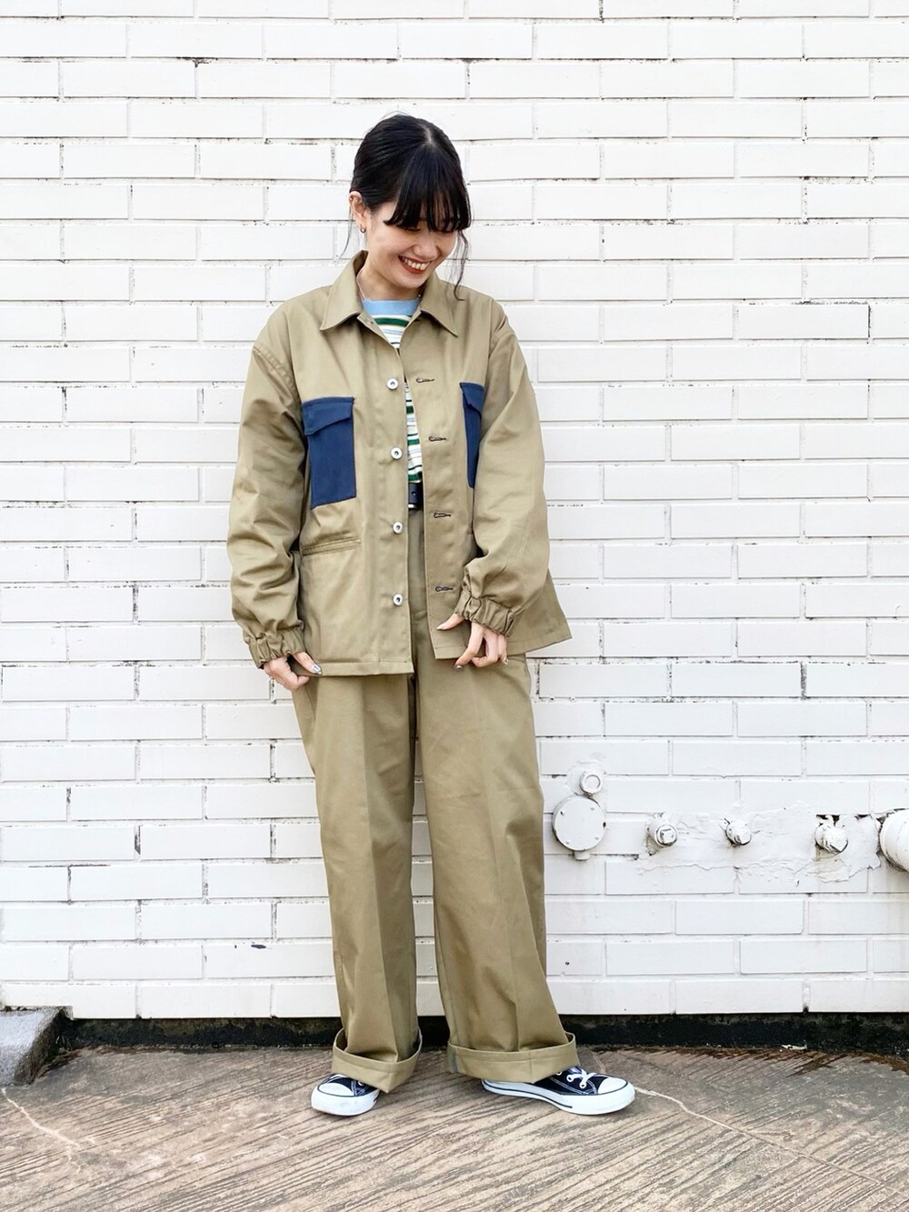 ベージュ系のその他パンツ、ベージュ系のカバーオールを着用したレディースの冬コーディネートの2枚目の写真