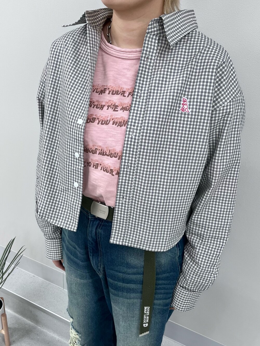 ブルー系のデニムパンツ、ホワイト系のシャツ/ブラウス、ピンク系のTシャツ/カットソーを着用したレディースの冬コーディネートの2枚目の写真