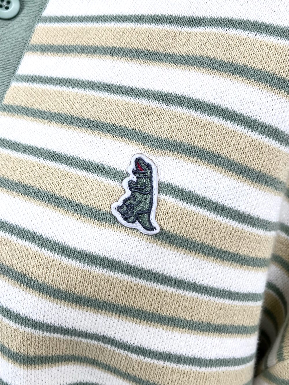 グリーン系のニット/セーター、ブルー系のその他パンツを着用したレディースの冬コーディネートの3枚目の写真